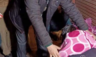 सर्द रात में गोदौलिया से दशाश्वमेध तक सड़क पर उतरे DM, जरूरतमंदों को ओढ़ाया कंबल