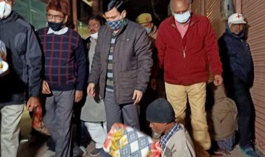 जिलाधिकारी ने गरीब एवं असहायों को बांटे कंबल