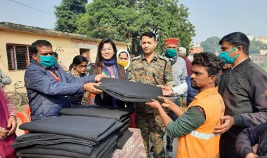 पुस्कर कुंड(अस्सी) में स्वच्छता व गरीबों में कंबल वितरण