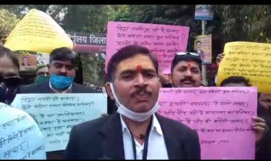 जिला मुख्यालय के मुख्य द्वार पर अधिवक्ताओं ने बनाया किसान विरोधी मानव श्रृंखला