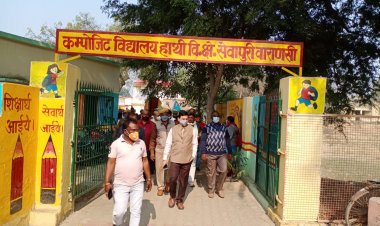जिलाधिकारी वाराणसी ने ग्राम प्रधान व सेक्रेटरी को स्कूल के चारों तरफ साफ सफाई रखने का दिया निर्देश