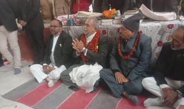 अपनी मांगों को लेकर अधिवक्ता बैठे सत्याग्रह आंदोलन