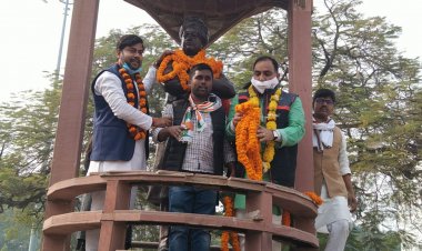 कांग्रेस स्थापना दिवस : वाराणसी में कांग्रेस कार्यकर्ताओं ने बैंड बाजे के साथ निकाली तिरंगा यात्रा