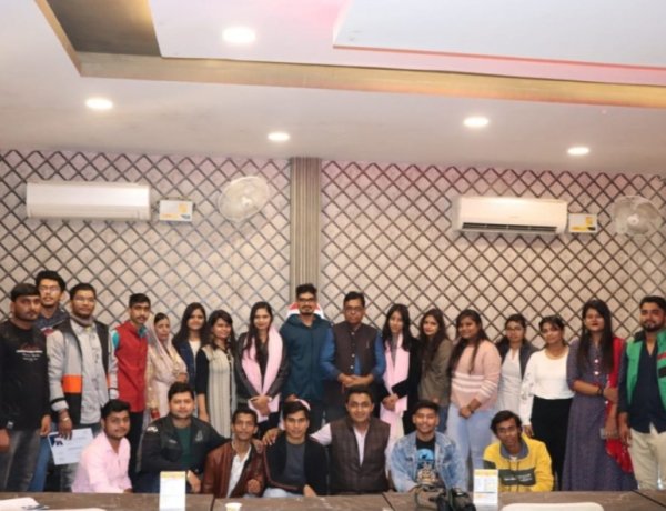 ओपन माइक में कलाकारों ने अपनी रचनाओं का किया पाठ