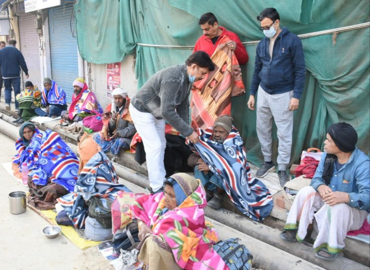 वीरांगना रानी लक्ष्मीबाई बिग्रेड की तरफ से कंबल वितरण