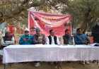 कार्यालय जिला विद्यालय निरीक्षक वाराणसी, ऑफिस के सामने शिक्षकों का धरना
