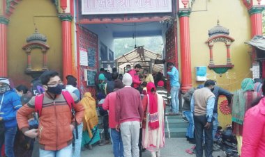 नव वर्ष पर श्रद्धालुओं ने लगाई मंदिरों में हाजिरी, संकट मोचन, विश्वनाथ मंदिर समेत मुख्य देवालयों पर उमड़े भक्त
