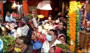 नए साल की शुरुआत बाबा विश्वनाथ के साथ भक्तों की लगी लंबी हुजूम