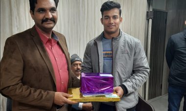 प्रख्यात न्यूरोसर्जन ,अपोलो अस्पताल , नई दिल्ली ने क्रिकेटर  शिवांश मिश्रा का किया सम्मान।चन्दौली के निर्भया सेना की जिला इकाई ने भी दी बधाई।