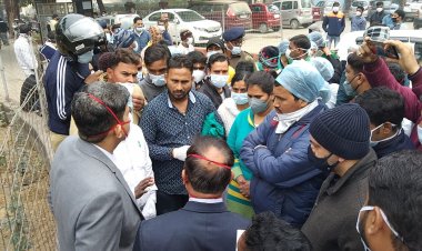 बीएचयू के एमटीएस कर्मचारियों ने वेतन भुगतान की मांग को लेकर किया प्रदर्शन