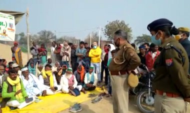 लगातार दो माह से चल रहे अंडर पास सड़क के लिए ग्रामीण हुए आक्रोशित, प्रशासन समस्या सुलझाने में रहा विफल