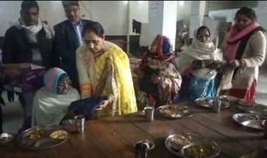 समाज सेविका के हाथों भोजन और गर्म कपड़े पाकर प्रसन्न हुए वृद्धाजन