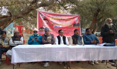 कार्यालय जिला विद्यालय निरीक्षक वाराणसी, ऑफिस के सामने शिक्षकों का धरना