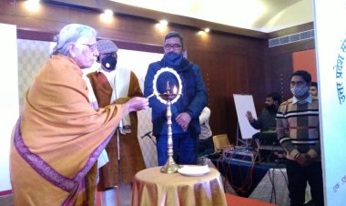 मलदहिया स्थित होटल हिंदुस्तान इंटरनेशनल में उत्तर प्रदेश संगीत नाटक एकेडमी के द्वारा कार्यक्रम का किया गया आयोजन