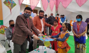जिलाधिकारी ने दिव्यांग बच्चों के साथ मनाया मकर संक्रांति का पर्व