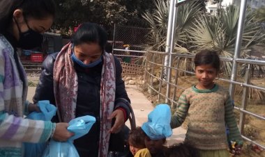 माँ वैष्णवी वेलफेयर सोसायटी ने बच्चों को बाटि मिटाई व कपड़े