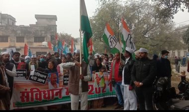 कांग्रेसियों ने निकाला संविधान यात्रा
