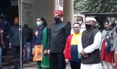 डीएम पोर्टिको पर सोनिया ने गणतंत्र दिवस के अवसर पर फहराया झंडा