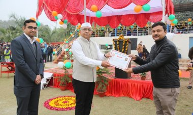 जनसंपर्क कार्यालय में मंडल रेल प्रबंधक विजय कुमार पंजियार ने किया ध्वजारोहण व परेड को दी सलामी