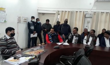 अमर शहीद स्वर्गीय बृजेश यादव के प्रतिमा निर्माण के सम्बंध मे जिलाधिकारी से मिलने पहुंचे सपा एमएलसी आशुतोष सिन्हा