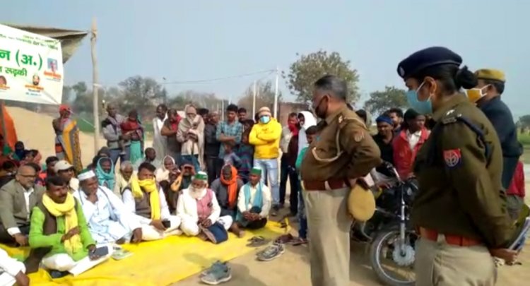 लगातार दो माह से चल रहे अंडर पास सड़क के लिए ग्रामीण हुए आक्रोशित, प्रशासन समस्या सुलझाने में रहा विफल