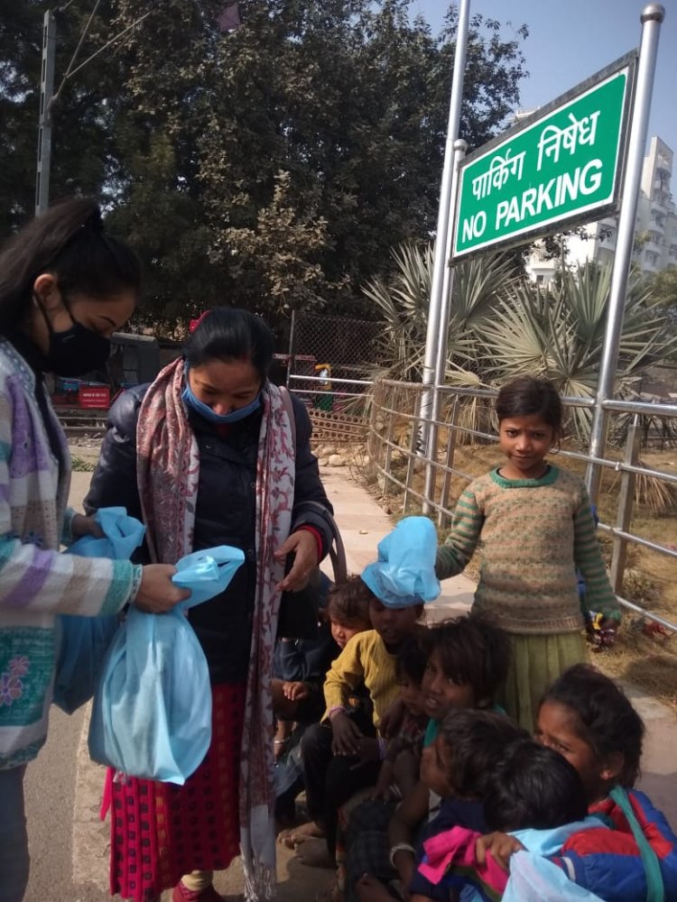 माँ वैष्णवी वेलफेयर सोसायटी ने बच्चों को बाटि मिटाई व कपड़े