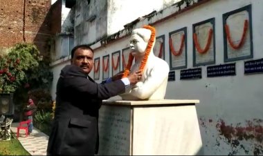 स्वतंत्रता संग्राम सेनानी स्वर्गीय सीताराम गुप्त के तस्वीर का पुलिस महानिरीक्षक के द्वारा किया गया अनावरण