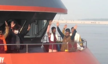 पर्यटकों को सैर कराने वाली यूपी टूरिज्म फेरी क्रूज का  काशी में पर्यटन राज्य मंत्री डॉ नीलकंठ तिवारी ने किया स्वागत
