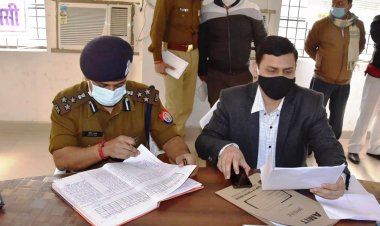 जिलाधिकारी तथा एसएसपी ने राजातालाब तहसील पर संपूर्ण समाधान दिवस में सुना लोगों का फरियाद