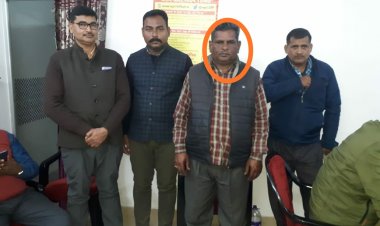 रंगे हाथ घुस लेते लेखपाल को एंटी करप्शन की टीम ने पकड़ा,रिश्वत माँगने की हुई थी शिकायत एंटी करप्शन के रडार पर थे लेखपाल नरउर