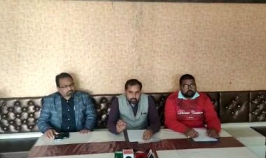 मिर्जापुर वेब सीरीज के निर्माताओं के खिलाफ शिकायत करता पहुंचे सुप्रीम कोर्ट, प्रेस वार्ता कर पत्रकारों को मामले से कराया अवगत