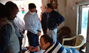 जिलाधिकारी मिर्जापुर प्रवीण कुमार लक्षकार  द्वारा,विकलांग की मदद करने पर हो रही प्रशंसा