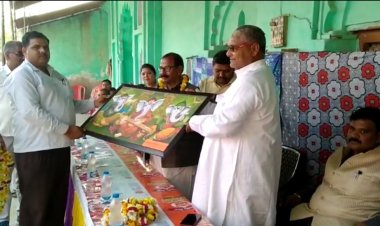 कटारा गांव क्षेत्रीय सांसद का भव्य स्वागत हुआ,उत्साहित कार्यकर्ताओं ने फूल माला पहनाकर व स्मृति चिन्ह देकर अभिनंदन किया