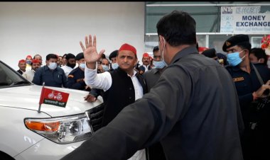 तीन दिवसीय दौरे पर वाराणसी पहुंचे पूर्व मुख्यमंत्री : अखिलेश यादव