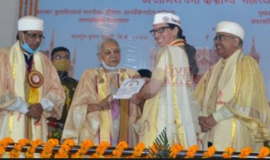 संपूर्णानंद विश्वविद्यालय के 38वे दीक्षांत समारोह में राज्यपाल आनंदीबेन पटेल के हाथों, मैडल पाकर खुश हुई स्पेन की रहने वाली मारिया