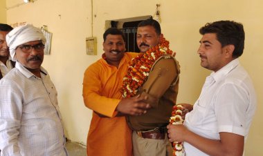 चौकी परिसर में  नए प्रभारी गजेंद्र राय का स्वागत समाजसेवी सोनू पांडे ने किया