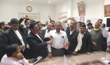 जिला मुख्यालय पर अधिवक्ताओं ने लगाए, जिलाधिकारी  मुर्दाबाद के नारे