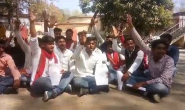 जी डी बिनानी कॉलेज के छात्र नेताओं ने जिलाधिकारी से, छात्र संघ चुनाव कराने की मांग की