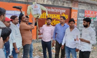 यादव समाज पर अभद्र टिप्पणी करने के मामले में सपाइयों ने सिर गोवर्धनपुर में दिनेश लाल यादव, निरहुआ का पुतला फूंका