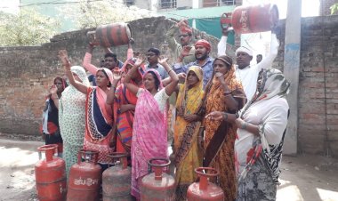 महिलाओं ने उठाई आवाज, मोदी जी ले जाइए अपना गैस सिलेंडर वापस