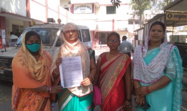 महिला समाख्या कार्यक्रम के तहत कार्यरत कार्यकर्ताओं को पुनः बहाली के संदर्भ में जिलाधिकारी को सौंपा ज्ञापन