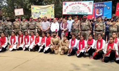 एनसीसी कैडेट्स ने महामना की प्रतिमा की सफाई, फूल-माले से किया अलंकृत...