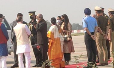 राष्ट्रपति का काशी आगमन, एयरपोर्ट पर हुआ भव्य स्वागत सीएम योगी और राज्यपाल आनंदीबेन पटेल ने की अगुवानी