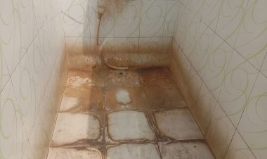 स्वच्छ भारत मिशन को ठेंगा दिखाता है कप्तान साहब के, कार्यालय के पीछे बना शौचालय