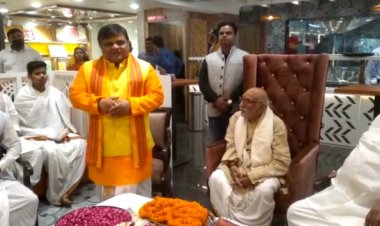 रविंद्रपुरी एम.आर.एस कांप्लेक्स मे नाथू'स का हुआ भव्य शुभारंभ