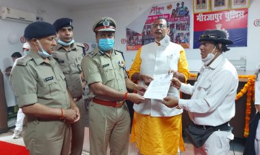 पुलिस अधीक्षक द्वारा आशीष श्रीवास्तव को,उत्कृत कार्य के लिए प्रशंसा पत्र देकर सम्मानित किया गया
