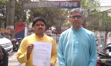 वाराणसी की भरत मिलाप मैदान के किनारे की सिलापट में लगाए गए, पवित्र रामचरितमानस की चौपाई