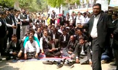 अधिवक्ताओ ने कचहरी गेट के बाहर रोड पर दरी बिछा कर किया प्रदर्शन...