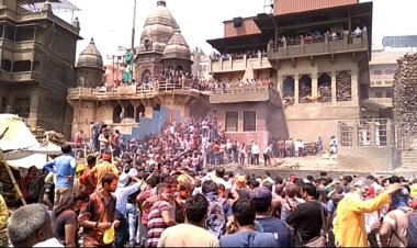 काशी के मणिकर्णिका श्मशान घाट पर खेली गई चिता भस्म की होली..