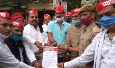 समाजवादी व्यापार सभा के कार्यकर्ता पहुंचे जिलाधिकारी कार्यालय,सौंपा ज्ञापन